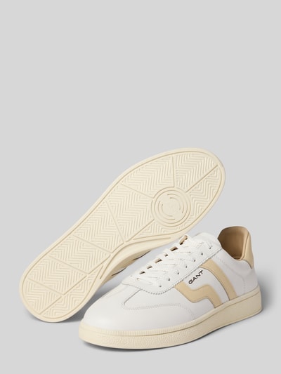 Produktfoto, Sneakersy z naturalnej skóry z detalem z logo model 'Cuzmo' od Gant, krój zaokrąglony, wiązanie, profilowana podeszwa, wysokość obcasa w rozmiarze 44: 3 cm, wysokość cholewki w rozmiarze 44: 8 cm, szerokość w rozmiarze 44: 8 cm, odcienie bieli i beżu, gładka faktura.