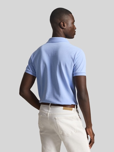 Männermodel trägt Regular Fit Poloshirt aus reiner Baumwolle von Polo Ralph Lauren, hellblau, unifarben, Piqué, Ganzkörperansicht Rückansicht