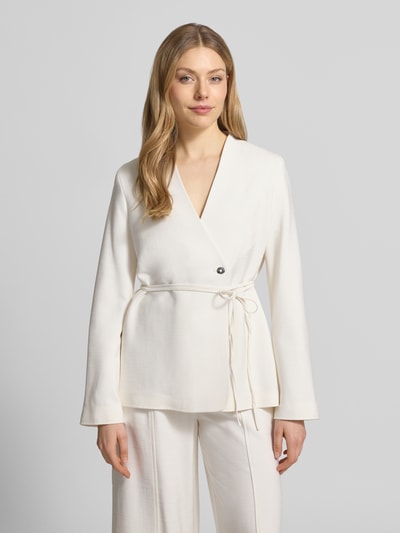 Frauenmodel trägt Regular Fit Blazer mit Strukturmuster von Calvin Klein Womenswear in Optik: Unifarben, Viskose-Mix, Taillengürtel, 2-Knopf-Verschluss, Langarm, Ganzkörperansicht von vorne.