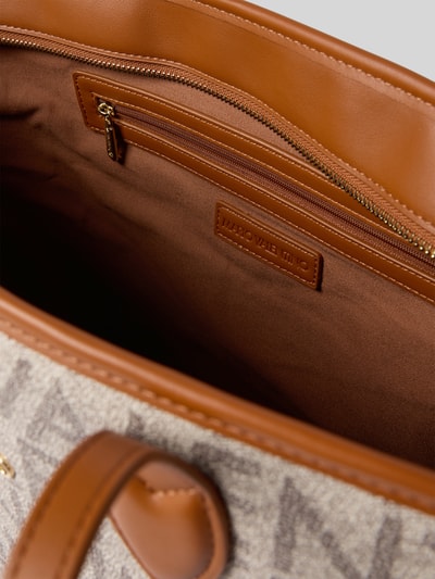 Produktfoto, Shopper mit Logo-Muster und Label-Applikation von VALENTINO BAGS, Innenfach mit Reißverschluss, braune und beige Farbtöne, Textur aus Kunstleder und Stoff, Tragehenkel sichtbar, geeignet als geräumiger Damen Shopper