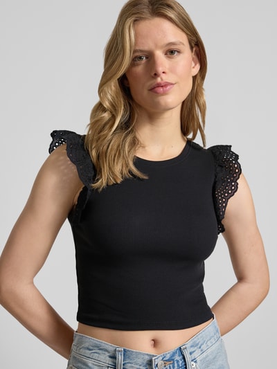 Frauenmodel trägt Slim Fit T-Shirt aus Baumwoll-Mix Modell 'MATHILDA' von Only, Optik: Unifarben, Lochspitze, Rundhals, Kappärmel, verkürzt, Nahaufnahme Oberkörper.
