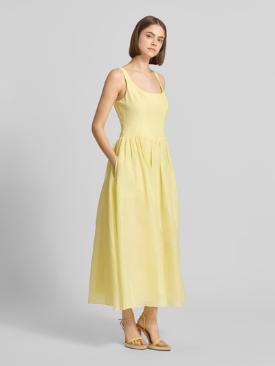 Frauenmodel trägt Midikleid aus Reine Ramie, A-Linie, Karree-Ausschnitt, Modell 'LAWRENCE SCOOP' von Bardot in Gelb, Ganzkörperansicht von vorne. Rückenlänge 114 cm, Brustweite 43 cm, mit Rückenreißverschluss.