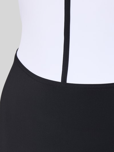 Produktfoto, Badeanzug mit Shaping-Effekt Modell 'Silvia' von Arena, schwarz-weiß, glatte Textur, Material-Mix mit Stretch-Anteil, Shapewear, chlorbeständig, UV-Schutz, schnelltrocknend