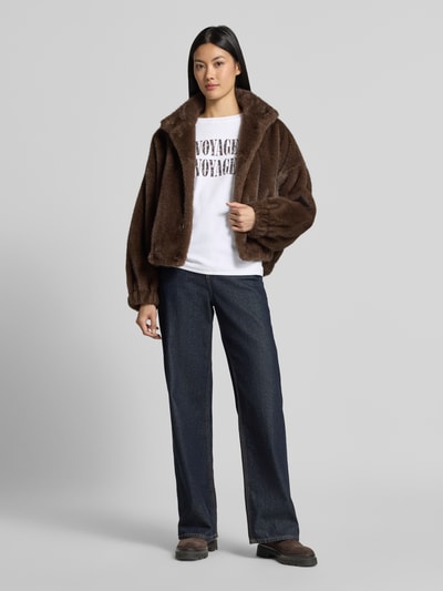 Frauenmodel trägt Longsleeve mit Statement-Print von COMMA, weiß, schwarz bedruckt, Baumwoll-Elasthan-Mix, gerader Schnitt, Ganzkörperansicht von vorne.
