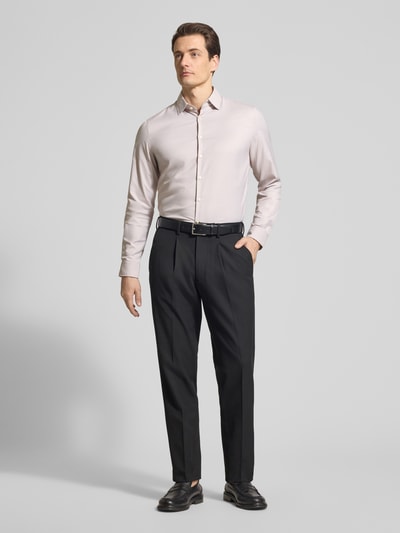 Männermodel trägt Slim Fit Business-Hemd mit Kentkragen von Jake*s, Material-Mix mit Stretch-Anteil, Knopfleiste, Ganzkörperansicht von vorne.