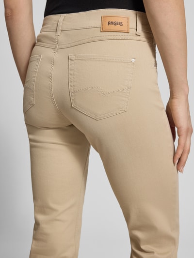 Mężczynamodel nosi Jeans mit Eingrifftaschen Modell 'CICI' od Angels, bawełniany miks ze stretchem, krój regular fit, tylne kieszenie, szerokość w rozmiarze 36/32: 38 cm, długość nogawki wewnętrznej w rozmiarze 36/32: 84 cm, beżowy, tekstura gładka, detal z tyłu, detalaufnahme