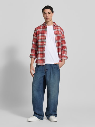 Männermodel trägt T-Shirt mit Rundhalsausschnitt von Jack & Jones, weiße Farbe, reine Baumwolle, Regular Fit, Ganzkörperansicht von vorne.