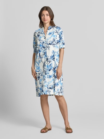 Frauenmodel trägt Knielanges Hemdblusenkleid mit Tunika-Ausschnitt von ROBE LÉGÈRE aus Baumwoll-Mix, Relaxed-Fit, Floraler-Allover-Print, Kurzärmelig, Knopfleiste, Ganzkörperansicht von vorne.