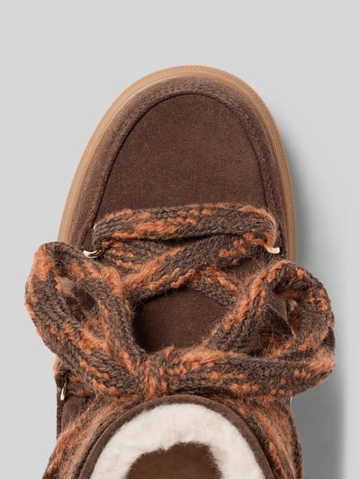 Produktfoto, Boots aus echtem Leder mit Schnürverschluss von INUIKII, braune Farbe, abgerundete Passform, leicht profilierte Sohle, detailreiche Nahaufnahme, echtes Leder, gefüttertes Innenfutter, Kontext: Damen Boots mit 3 cm Absatzhöhe, 11 cm Schafthöhe und 11 cm Schaftweite.