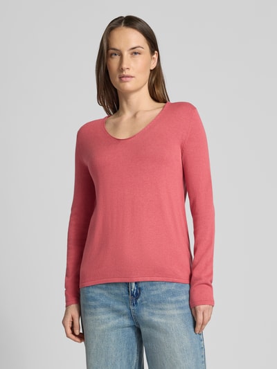 Modelka nosi Regular Fit Pullover aus Baumwoll-Viskose-Mix von Tom Tailor, kolor jednolity, krój regular fit, dekolt w serek, długi rękaw, mankiety i dół prążkowane, dzianina bawełniano-wiskozowa, widok całej sylwetki z przodu.