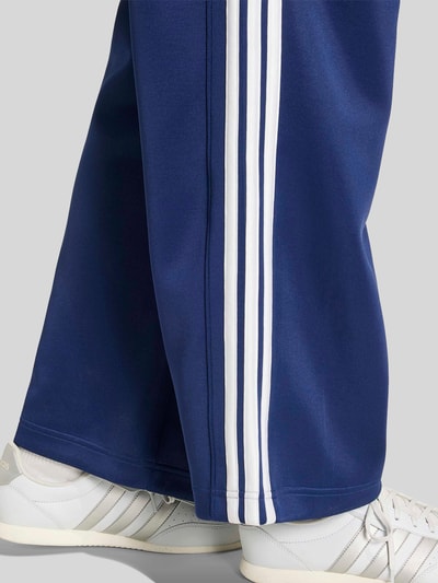 adidas Sportswear Loose Fit Trainingshose aus Baumwoll-Mix mit Logo-Stitching Dunkelblau 3