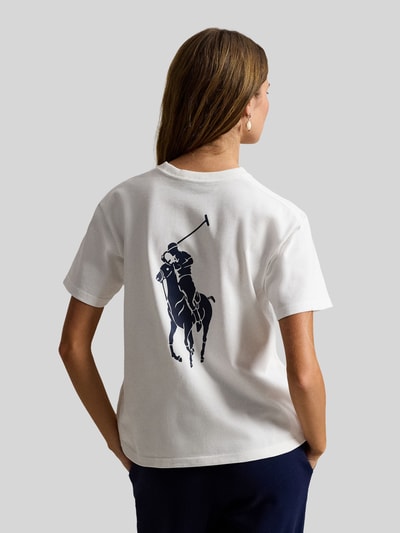 Frauenmodel trägt Regular Fit T-Shirt aus reiner Baumwolle von Polo Ralph Lauren, unifarben, Motiv-Print, kurzarm, Ganzkörperansicht Rückansicht.