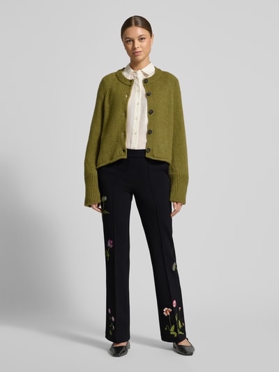 Frauenmodel trägt Stoffhose mit französischen Eingrifftaschen Modell 'FRANCOISE' von Cambio, Viskose-Mix, Gerader-Schnitt, Bundfalten, schwarze Farbe, florale Stickerei, Ganzkörperansicht von vorne.