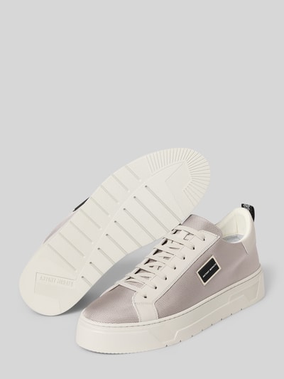 Productfoto, Sneaker uit leermix met logodetail van Antony Morato, heren sneakers, afgeronde pasvorm, vetersluiting, hakhoogte maat 44: 4 cm, schachthoogte maat 44: 8 cm, schachtbreedte maat 44: 8 cm, wit en lichtgrijs met structuur