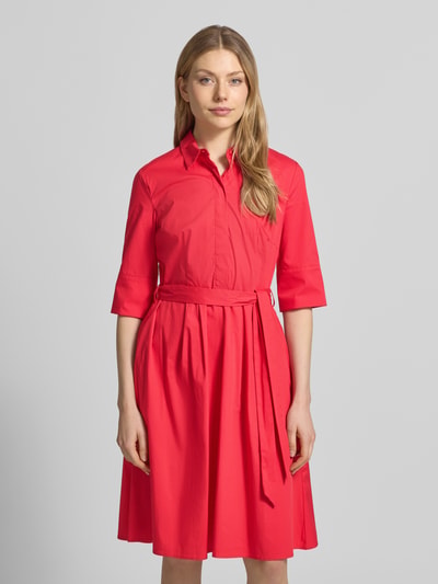 Modelka nosi 'Knielanges Hemdblusenkleid mit Bindegürtel' od Christian Berg Woman Selection, czerwony, bawełniany mix ze stretch, A-linia, długość do kolan, zakryta listwa guzikowa, pasek, długość tyłu w rozmiarze 36: 99 cm, szerokość w rozmiarze 36: 48 cm, długość rękawa w rozmiarze 36: 37 cm, widok całej sylwetki z przodu