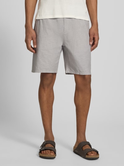 Männermodel trägt Shorts mit elastischem Bund von Scotch & Soda aus Baumwoll-Leinen-Mix, Regular Fit, hellgrau, Ganzkörperansicht von vorne.