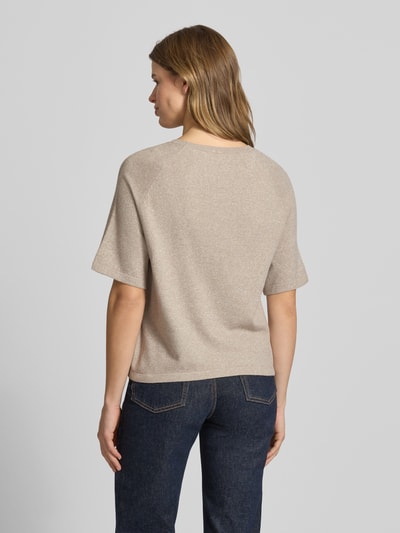 Vrouwenmodel draagt Regular Fit Strick-Shirt met kort raglanmouw model 'BREE' van Pieces, look: effen, knitwear, Ganzkörperansicht Rückansicht.