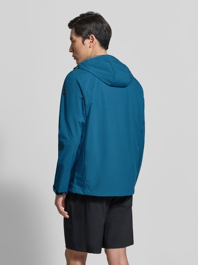 Männermodel trägt Regular Fit Jacke mit Logo-Applikation von Killtec in Blau, mit Kapuze, Reißverschlusstaschen, Rückansicht, KI-modifiziertes Bild.