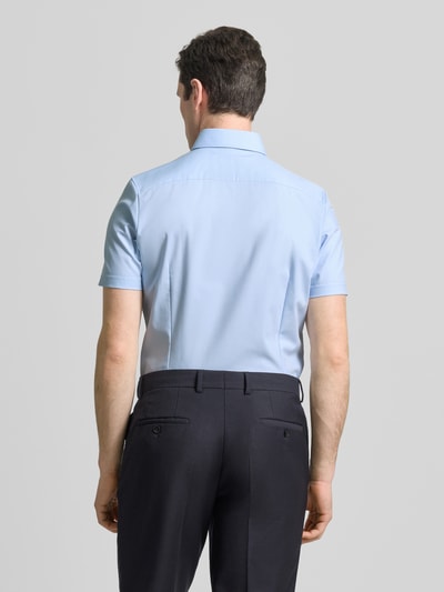 Męski model nosi Slim Fit Business-Hemd in kurzärmligem Design Modell 'Modern' od OLYMP, bawełniany miks z elastanem, krój slim fit, jasnoniebieski, koszula z krótkim rękawem, Kent kołnierz, zapięcie na guziki, długość pleców w rozmiarze 40: 79 cm, szerokość w rozmiarze 40: 43 cm, długość rękawa w rozmiarze 40: 24 cm, widok całej sylwetki od tyłu
