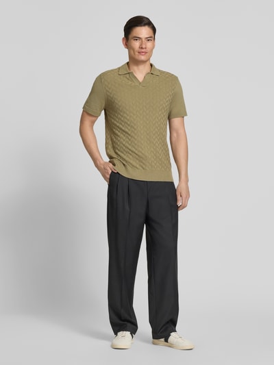 Männermodel trägt Regular Fit Poloshirt mit Strukturmuster Modell 'DYRVIK' von Casual Friday, reine Baumwolle, Ganzkörperansicht von vorne.
