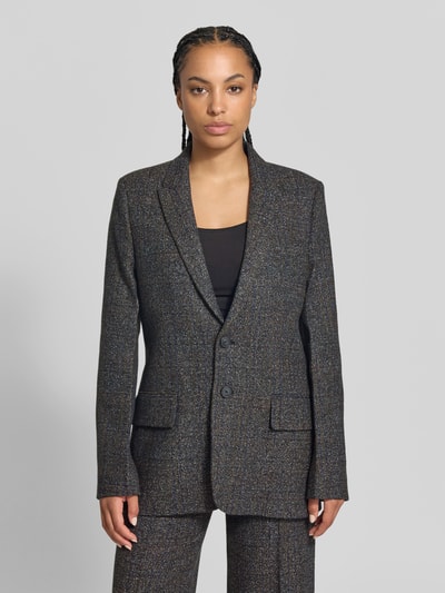 Frauenmodel trägt Regular Fit Longblazer mit Kettendetail von Victoria Beckham in Melange-Optik, strukturierte Baumwolle, Ganzkörperansicht von vorne.