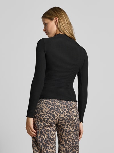 Vrouwenmodel draagt zwart slim shirt met lange mouwen met viscose, Slim Fit Langarmshirt met Viskose-Anteil model 'EMMA' van ONLY, Dames, volledig lichaam achteraanzicht