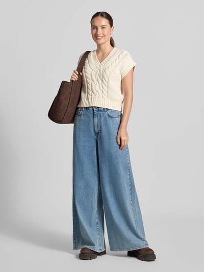 Frauenmodel trägt hellblaue Wide Leg Jeans aus reiner Baumwolle Modell 'ZATTERA' von Max Mara, Damen Wide & Loose Fit Jeans von Weekend Max Mara, Ganzkörperansicht von vorne.