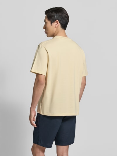 Männermodel trägt Oversized T-Shirt mit Rundhalsausschnitt von Lindbergh aus Reine Baumwolle, Label-Detail, Rückenlänge 70 cm, Ganzkörperansicht Rückansicht.