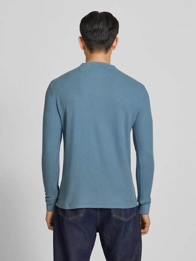 Męski model nosi Longsleeeve mit Knopfleiste od Superdry, bawełna, krój regular fit, okrągły dekolt, długość tyłu w rozmiarze M: 72 cm, całkowity widok z tyłu