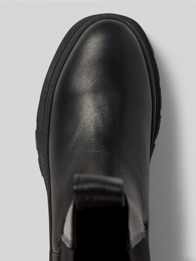 Produktfoto, Stiefel aus echtem Leder mit Logo-Detail von Copenhagen in Schwarz, abgerundete Passform, profilierte Sohle, Nahaufnahme, Damenmodell, Absatzhöhe 5 cm, Schafthöhe 24 cm, Schaftweite 12 cm