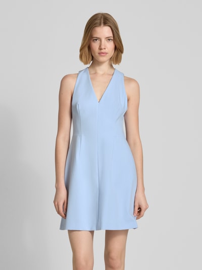 Frauenmodel trägt Regular Fit Kleid mit Naht-Details Modell 'KELILA' von HUGO in Optik: Unifarben, V-Ausschnitt, Reißverschluss, Ärmelform: ohne Ärmel, Hellblau, glatte Textur, Ganzkörperansicht von vorne.