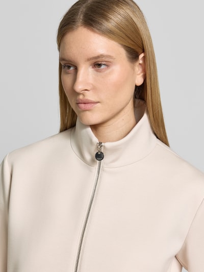 Frauenmodel trägt Regular Fit Blouson mit Viskose-Anteil von s.Oliver BLACK LABEL, unifarben, Stehkragen, Scuba-Material, Nahaufnahme Oberkörper.