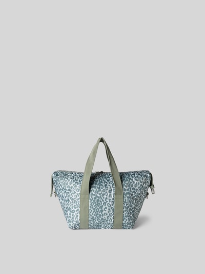 Produktfoto, Weekender mit Allover-Animal-Print von Lala Berlin, grüner Schulterriemen, Reißverschlusstasche außen, graues Animal-Muster, Maße: 57 cm Breite, 37 cm Länge, 24 cm Tiefe, Hauptfach mit Reißverschluss, stabile Textur.