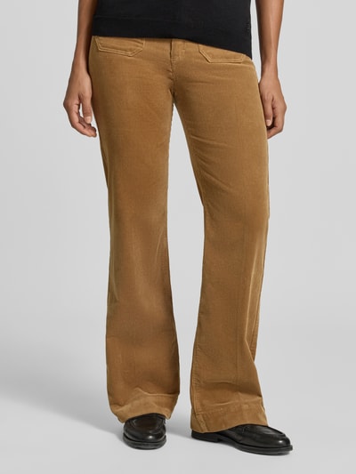 Frauenmodel trägt Cordhose mit aufgesetzten Leistentaschen von Christian Berg Woman in Camel, Baumwoll-Mix Wide Fit, Nahaufnahme Unterkörper.