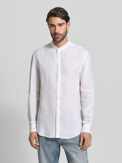 Männermodel trägt weißes Regular Fit Freizeithemd im langärmeligen Design von Emporio Armani mit Stehkragen, Ganzkörperansicht von vorne.