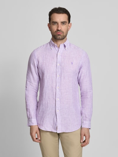 Męski model nosi Regular Fit Freizeithemd aus reinem Leinen von Polo Ralph Lauren, koszula casualowa, wielokolorowa, wzór w paski, kołnierzyk typu button down, krój regular fit, długi rękaw, materiał: czysty len z cieniowaną przędzą, detal z logo marki, listwa guzikowa jednorzędowa, sportowy mankiet, zaokrąglone wykończenie, detal: pas na plecach z zakładką, widok całej sylwetki z przodu.