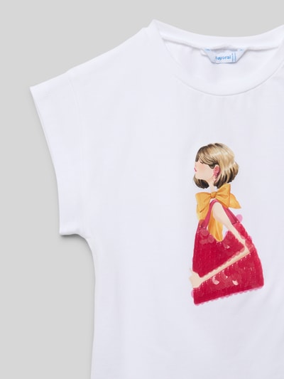 Mädchen trägt T-Shirt mit Motiv-Print von Mayoral in Weiß mit Rundhalsausschnitt, Baumwoll-Elasthan-Mix, Nahaufnahme Oberkörper.