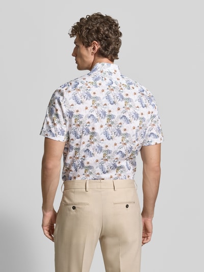 Mannelijk model draagt Slim Fit Business-Hemd mit Kentkragen und floralem Print van OLYMP, katoenmix met stretch, rugaanzicht, korte mouw