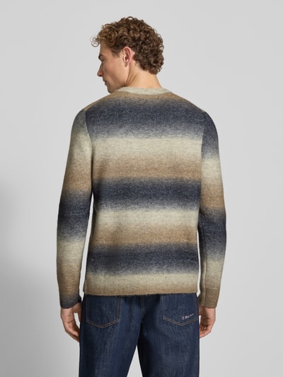Männermodel trägt Strickpullover mit Rundhalsausschnitt Modell 'AIDEN' von Samsøe Samsøe in Beige-Blau-Grau, Material-Mix, Ganzkörperansicht Rückansicht.