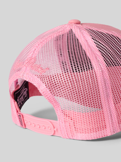 Produktfoto, Trucker Cap mit Label-Stitching von Von Dutch aus Baumwoll-Mix in Rosa, verstärkter Schirm, Größenverstellbar, Detailaufnahme.