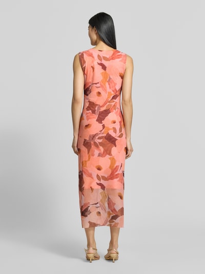 Frauenmodel trägt Slim Fit Midikleid Modell 'Elyra' von Ted Baker mit floralem Allover-Print in Rosa und Orange, Ganzkörperansicht Rückansicht. Elastischer Material-Mix, ärmellos, mit Raffungen, Rückenlänge 129 cm, Brustweite 40 cm.