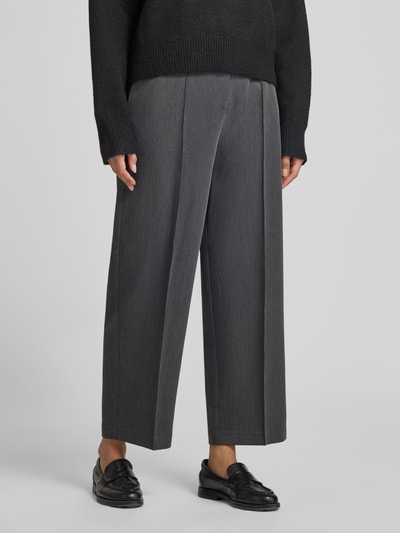 Frauenmodel trägt Bundfaltenhose mit Bügelfalten von OPUS aus Viskosemix in matt dunkelgrau, seitliche Eingrifftaschen, Nahaufnahme Oberkörper