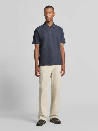 Mannelijk model draagt donkerblauw regular fit poloshirt van katoen, model 'Pe_RibNylon' van BOSS Orange Heren, volledige vooraanzicht.