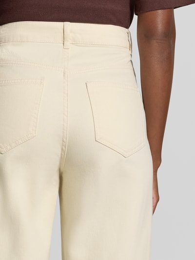 Frauenmodel trägt Barrel Jeans aus reiner Baumwolle Modell 'GAZZA' von MAX&Co., Beige, sichtbare Gesäßtaschen, Nahaufnahme Rückansicht, Damen Barrel Jeans von MAX&Co.