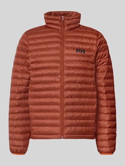 Produktfoto, Steppjacke mit Label-Print von Helly Hansen in Braun, gerade Passform, Stehkragen, sichtbarer Reißverschluss, glatte Struktur