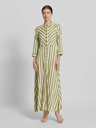 Frauenmodel trägt Hemdblusenkleid aus Reine Viskose mit Knopfleiste Modell 'SAVANNA' von YAS, A-Linie, Maxikleid, Allover-Look, Ganzkörperansicht von vorne.