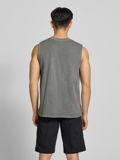 Mężczyznamodel nosi szare Tanktop mit Logo-Stitching Modell 'Signar' von Pegador z czystej bawełny, krój regular fit, widok całej sylwetki od tyłu.