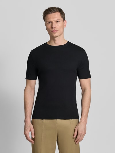 Männermodel trägt schwarzes Herren T-Shirt mit Rundhalsausschnitt Modell 'ENIL' von Drykorn aus reiner Baumwolle, Slim-Fit, Ganzkörperansicht von vorne