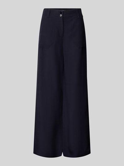Produktfoto, Wide Fit Stoffhose aus Viskose-Mix mit Leinen-Anteil von Marc Cain in Dunkelblau, Logo-Detail, Paspeltaschen, Eingrifftaschen, Bundweite 37 cm, Innenbeinlänge 82 cm bei Größe 36