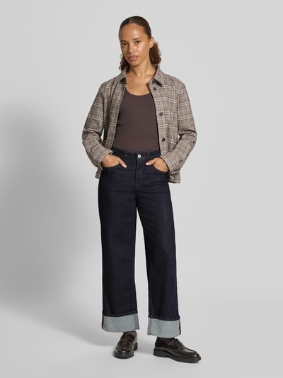 Frauenmodel trägt Wide Leg Jeans aus Baumwoll-Mix Modell 'Miva city' von OPUS in dunklem Denim mit fixiertem Umschlag und 5-Pocket-Design, Ganzkörperansicht von vorne.